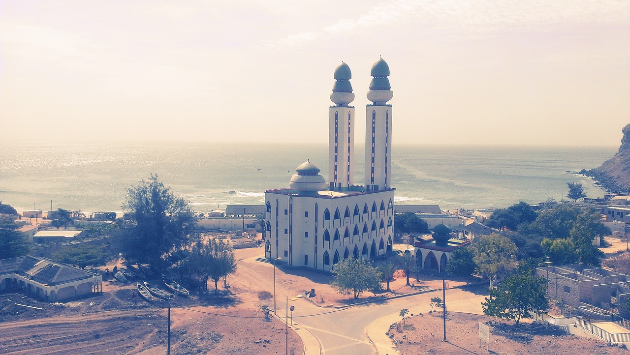 Mosquée avec deux minarets au bord de l'océan Atlantique à Dakar, Sénégal