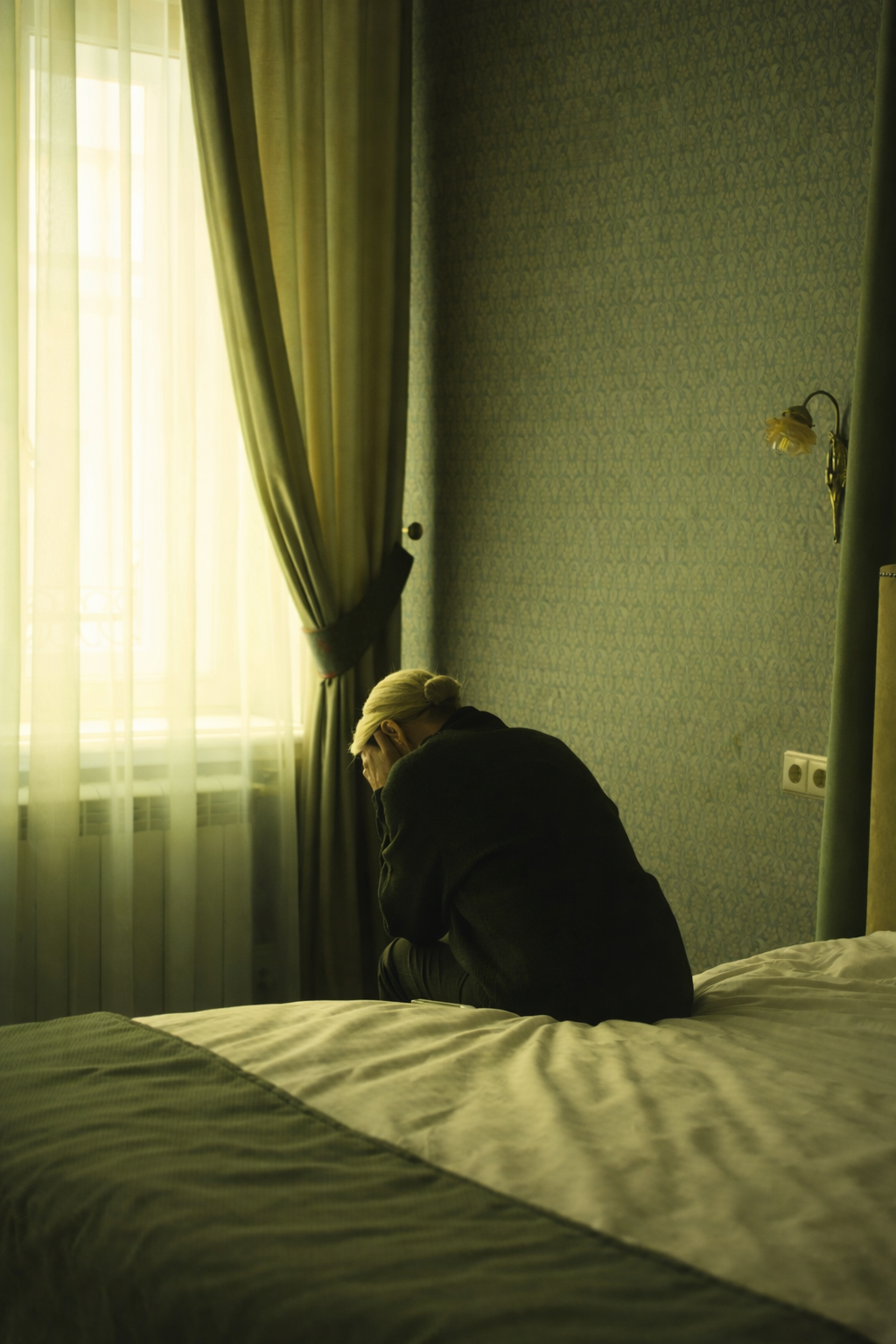 Femme assise sur le lit